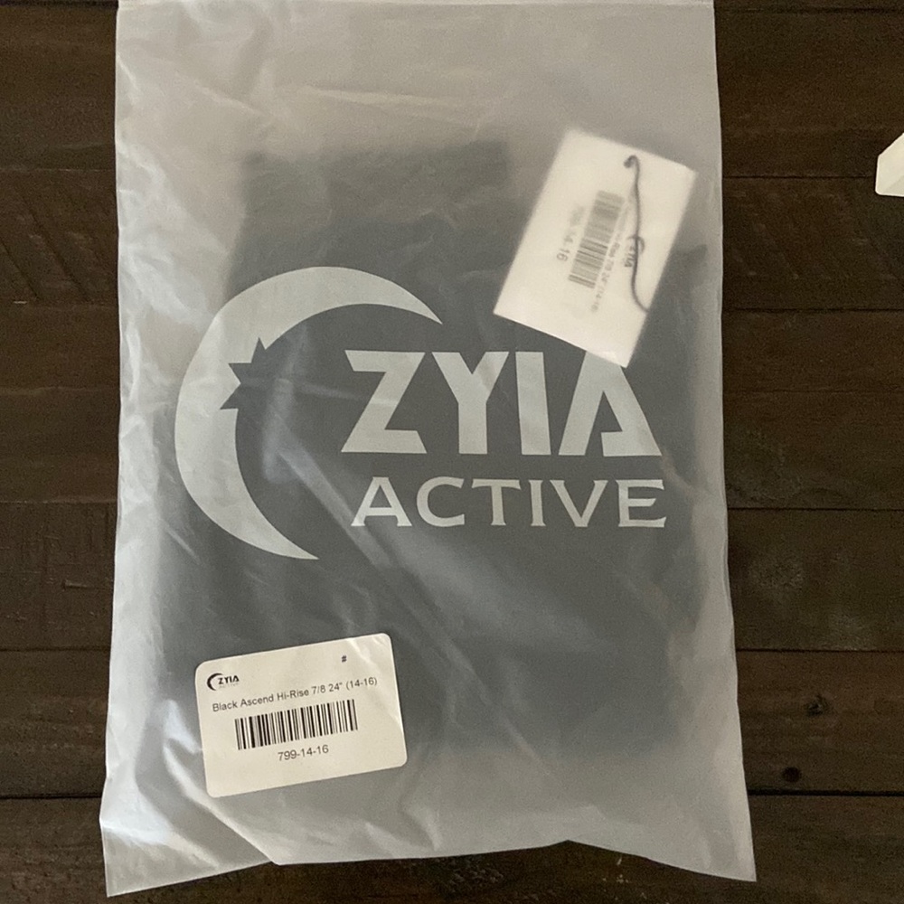 Women’s NWT black Zyia leggings 24” size 14-16